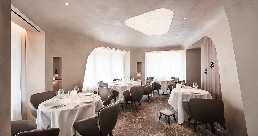 Cattier à la table de Mavrommatis